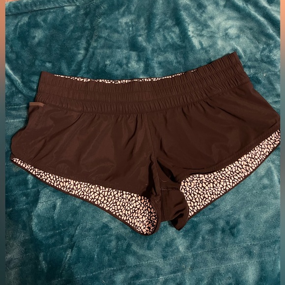 LIKE NEW LULULEMON Lululemon Surf Short II Black / Miss Mosaic Black - Picture 7 of 13